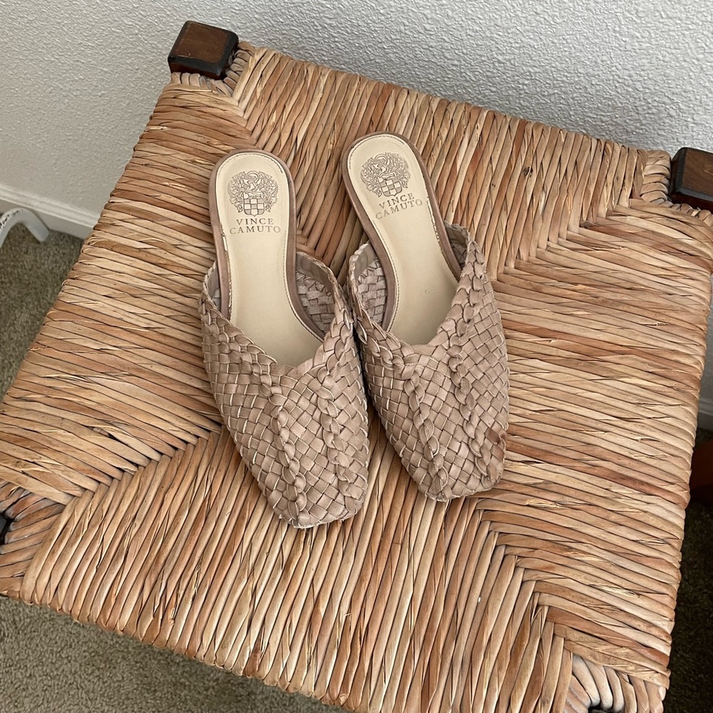 VINCE CAMUTO Flats